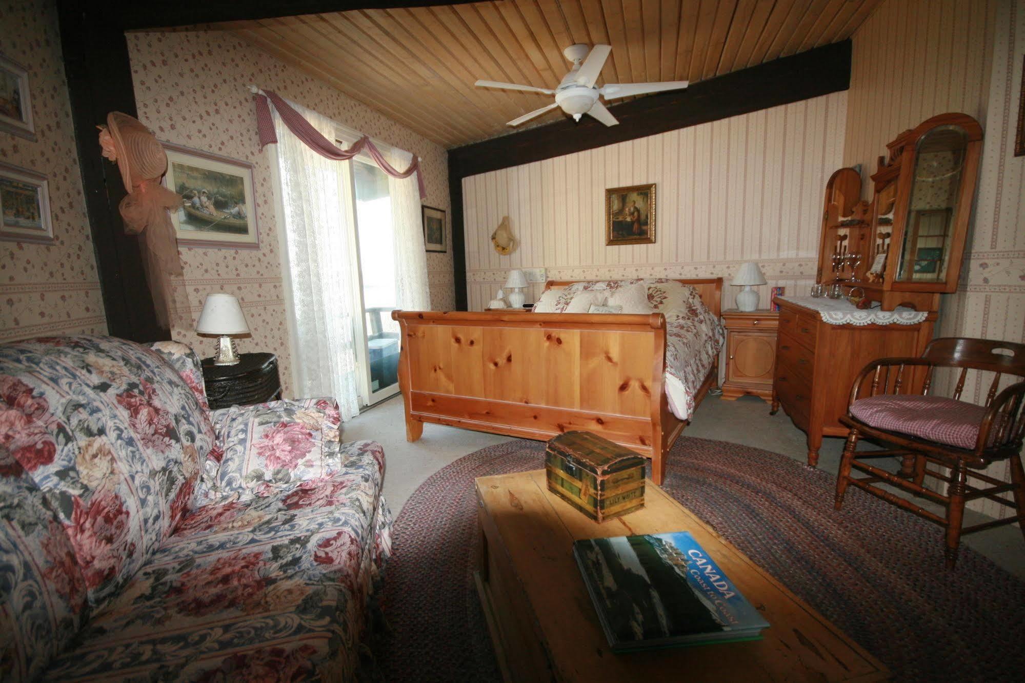Stouffermill Bed & Breakfast Algonquin Highlands Exterior photo