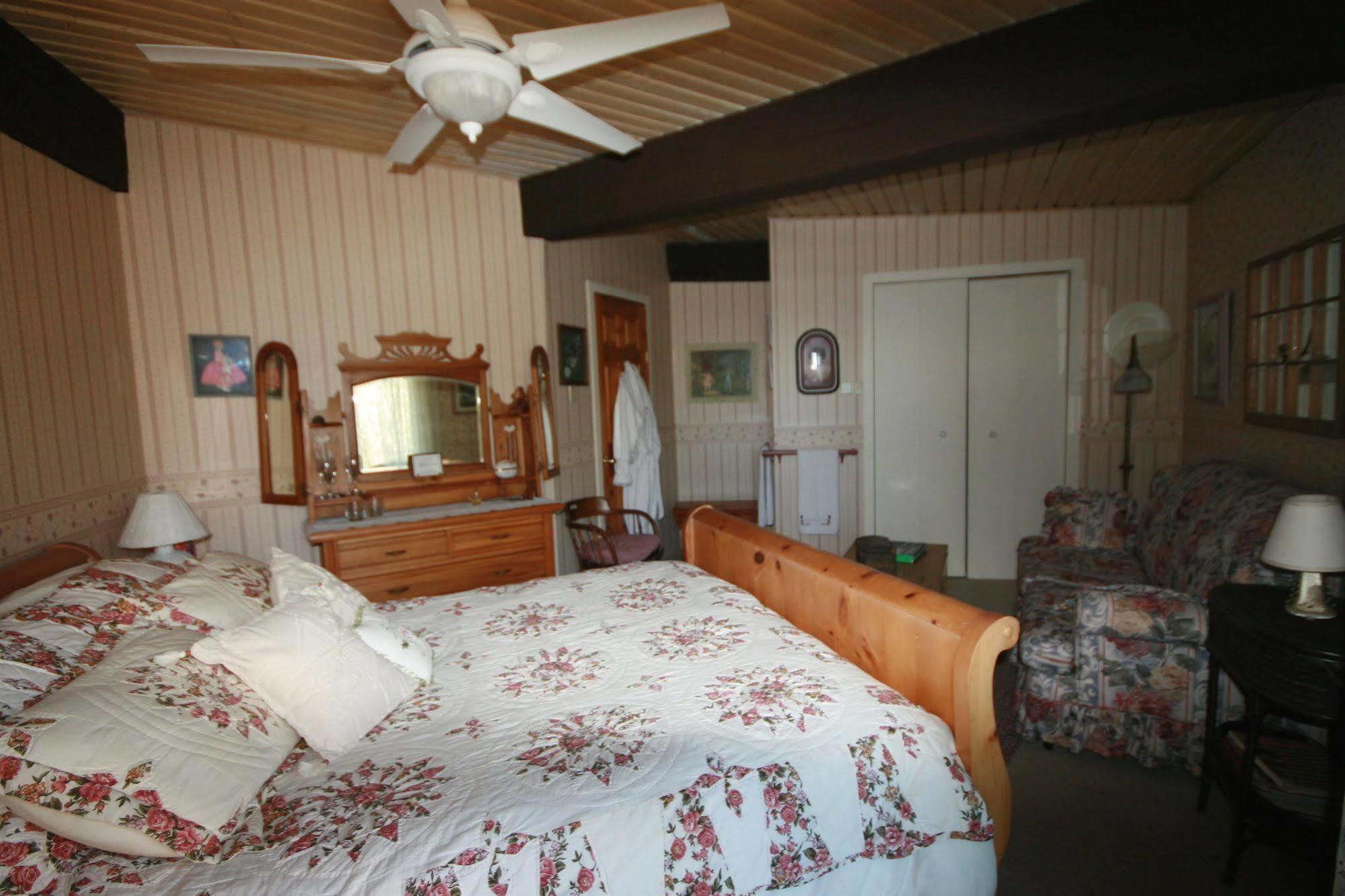 Stouffermill Bed & Breakfast Algonquin Highlands Exterior photo